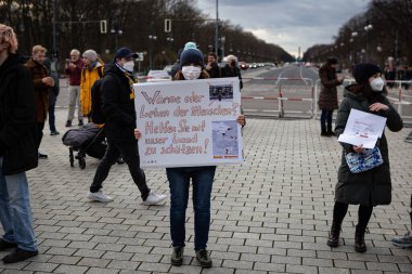 Berlin, Almanya - 19 Şubat 2022: Brandenburg Kapısı önündeki gösteri Ukrayna 'yı destekliyor ve Rus saldırısına karşı. Rusya 'nın Donbas, Ukrayna' daki savaşına karşı protestocular.