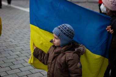 Berlin, Almanya - 19 Şubat 2022: Brandenburg Kapısı önündeki gösteri Ukrayna 'yı destekliyor ve Rus saldırısına karşı. Rusya 'nın Donbas, Ukrayna' daki savaşına karşı protestocular.