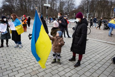 Berlin, Almanya - 19 Şubat 2022: Brandenburg Kapısı önündeki gösteri Ukrayna 'yı destekliyor ve Rus saldırısına karşı. Rusya 'nın Donbas, Ukrayna' daki savaşına karşı protestocular.