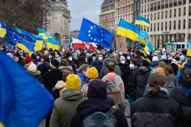 Berlin, Almanya - 19 Şubat 2022: Brandenburg Kapısı önündeki gösteri Ukrayna 'yı destekliyor ve Rus saldırısına karşı. Rusya 'nın Donbas, Ukrayna' daki savaşına karşı protestocular.