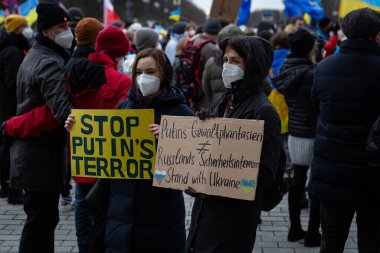 Berlin, Almanya - 19 Şubat 2022: Brandenburg Kapısı önündeki gösteri Ukrayna 'yı destekliyor ve Rus saldırısına karşı. Rusya 'nın Donbas, Ukrayna' daki savaşına karşı protestocular.