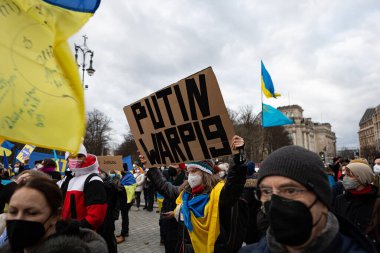 Berlin, Almanya - 19 Şubat 2022: Brandenburg Kapısı önündeki gösteri Ukrayna 'yı destekliyor ve Rus saldırısına karşı. Rusya 'nın Donbas, Ukrayna' daki savaşına karşı protestocular.
