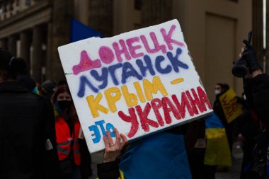 Berlin, Almanya - 19 Şubat 2022: Brandenburg Kapısı önündeki gösteri Ukrayna 'yı destekliyor ve Rus saldırısına karşı. Rusya 'nın Donbas, Ukrayna' daki savaşına karşı protestocular.