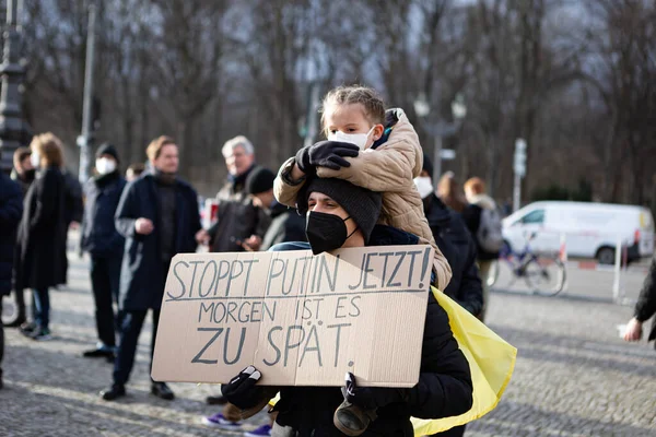 Berlin, Almanya - 19 Şubat 2022: Brandenburg Kapısı önündeki gösteri Ukrayna 'yı destekliyor ve Rus saldırısına karşı. Rusya 'nın Donbas, Ukrayna' daki savaşına karşı protestocular.