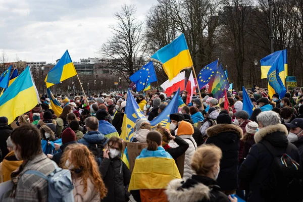 Berlin, Almanya - 19 Şubat 2022: Brandenburg Kapısı önündeki gösteri Ukrayna 'yı destekliyor ve Rus saldırısına karşı. Rusya 'nın Donbas, Ukrayna' daki savaşına karşı protestocular.