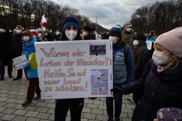 Berlin, Almanya - 19 Şubat 2022: Brandenburg Kapısı önündeki gösteri Ukrayna 'yı destekliyor ve Rus saldırısına karşı. Rusya 'nın Donbas, Ukrayna' daki savaşına karşı protestocular.