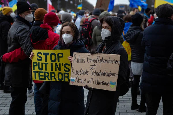Berlin, Almanya - 19 Şubat 2022: Brandenburg Kapısı önündeki gösteri Ukrayna 'yı destekliyor ve Rus saldırısına karşı. Rusya 'nın Donbas, Ukrayna' daki savaşına karşı protestocular.
