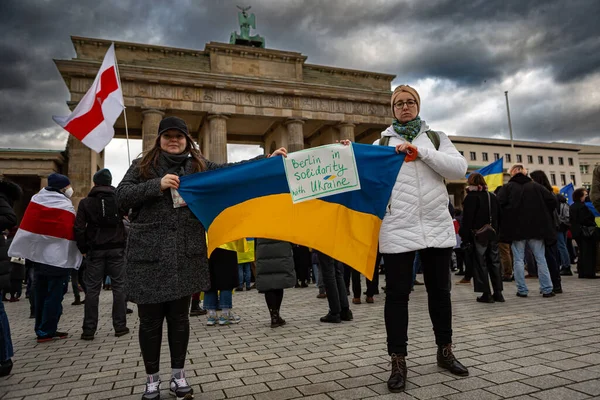 Berlin, Almanya - 19 Şubat 2022: Brandenburg Kapısı önündeki gösteri Ukrayna 'yı destekliyor ve Rus saldırısına karşı. Rusya 'nın Donbas, Ukrayna' daki savaşına karşı protestocular.