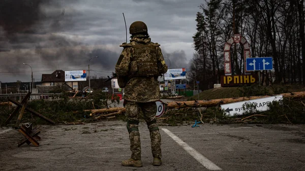 Ірпін Україна Березня 2022 Український Солдат Стоїть Контрольно Пропускному Пункті — стокове фото
