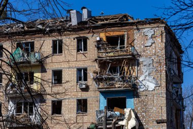 Kyiv, Ukrayna - 18 Mart 2022: Rus topçu ateşinden sonra anaokulu binası. Roket, Podil 'in Kyiv semtlerinden birindeki yerleşim alanlarından birine isabet etti..