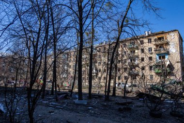 Kyiv, Ukrayna - 18 Mart 2022: Rus topçu ateşinden sonra anaokulu binası. Roket, Podil 'in Kyiv semtlerinden birindeki yerleşim alanlarından birine isabet etti..