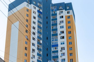 Kyiv, Ukrayna - 18 Mart 2022: Rus topçu ateşinden sonra anaokulu binası. Roket, Podil 'in Kyiv semtlerinden birindeki yerleşim alanlarından birine isabet etti..