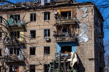 Kyiv, Ukrayna - 18 Mart 2022: Rus topçu ateşinden sonra anaokulu binası. Roket, Podil 'in Kyiv semtlerinden birindeki yerleşim alanlarından birine isabet etti..