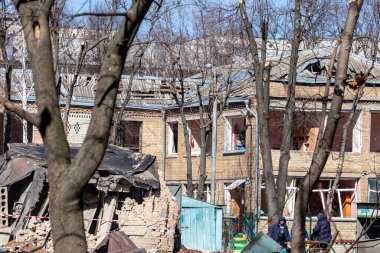 Kyiv, Ukrayna - 18 Mart 2022: Rus topçu ateşinden sonra anaokulu binası. Roket, Podil 'in Kyiv semtlerinden birindeki yerleşim alanlarından birine isabet etti..