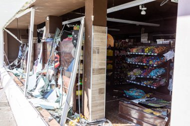 Kyiv, Ukrayna - 18 Mart 2022: Rus topçu ateşinden sonra anaokulu binası. Roket, Podil 'in Kyiv semtlerinden birindeki yerleşim alanlarından birine isabet etti..