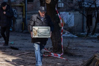 Kyiv, Ukrayna - 18 Mart 2022: Rus topçu bombardımanı sonrası. Roket, Podil 'in Kyiv semtlerinden birindeki yerleşim alanlarından birine isabet etti..