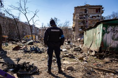 Kyiv, Ukrayna - 18 Mart 2022: Rus topçu bombardımanı sonrası. Roket, Podil 'in Kyiv semtlerinden birindeki yerleşim alanlarından birine isabet etti..