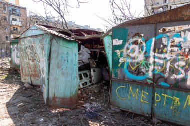 Kyiv, Ukrayna - 18 Mart 2022: Rus topçu ateşinden sonra anaokulu binası. Roket, Podil 'in Kyiv semtlerinden birindeki yerleşim alanlarından birine isabet etti..