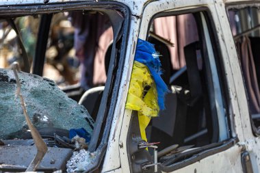 Kyiv, Ukrayna - 18 Mart 2022: Rus topçu ateşinden sonra anaokulu binası. Roket, Podil 'in Kyiv semtlerinden birindeki yerleşim alanlarından birine isabet etti..