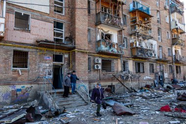 Kyiv, Ukrayna - 18 Mart 2022: Rus topçu ateşinden sonra anaokulu binası. Roket, Podil 'in Kyiv semtlerinden birindeki yerleşim alanlarından birine isabet etti..