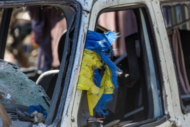 Kyiv, Ukrayna - 18 Mart 2022: Rus topçu ateşinden sonra anaokulu binası. Roket, Podil 'in Kyiv semtlerinden birindeki yerleşim alanlarından birine isabet etti..