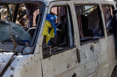 Kyiv, Ukrayna - 18 Mart 2022: Rus topçu ateşinden sonra anaokulu binası. Roket, Podil 'in Kyiv semtlerinden birindeki yerleşim alanlarından birine isabet etti..