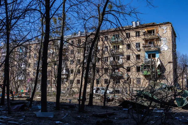 Kyiv, Ukrayna - 18 Mart 2022: Rus topçu ateşinden sonra anaokulu binası. Roket, Podil 'in Kyiv semtlerinden birindeki yerleşim alanlarından birine isabet etti..