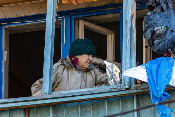 Kiew Ukraine März 2022 Zivilisten Ihren Zerstörten Wohnungen Nach Beschuss — Stockfoto