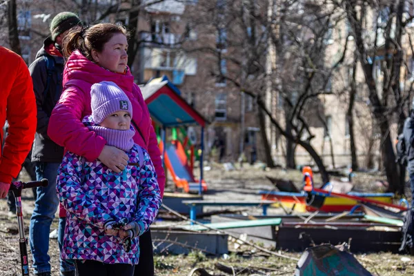 Kyiv, Ukrayna - 18 Mart 2022: Siviller Rus topçu ateşinin sonrasını izliyor. Roket, Podil 'in Kyiv semtlerinden birindeki yerleşim alanlarından birine isabet etti..