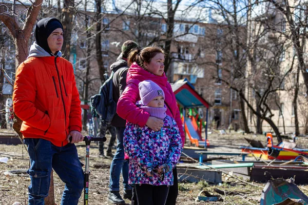 Kiew Ukraine März 2022 Zivilisten Beobachten Die Nachwirkungen Des Beschusses — Stockfoto