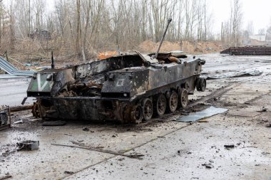 Gostomel, Ukrayna - 6 Nisan 2022: Bombalama ve Rus ordusunun işgalinden sonra şehir
