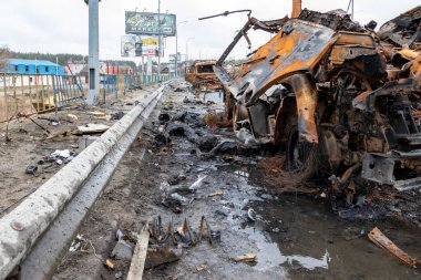 Gostomel, Ukrayna - 6 Nisan 2022: Bombalama ve Rus ordusunun işgalinden sonra şehir