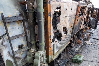 Gostomel, Ukrayna - 6 Nisan 2022: Bombalama ve Rus ordusunun işgalinden sonra şehir