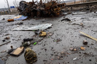 Gostomel, Ukrayna - 6 Nisan 2022: Bombalama ve Rus ordusunun işgalinden sonra şehir