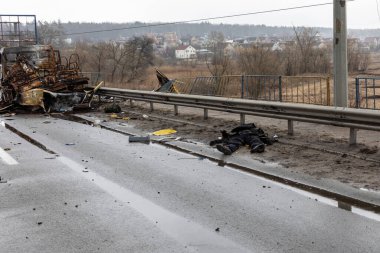 Gostomel, Ukrayna - 6 Nisan 2022: Bombalama ve Rus ordusunun işgalinden sonra şehir