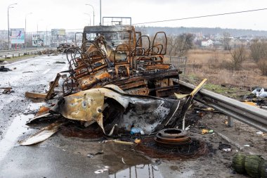 Gostomel, Ukrayna - 6 Nisan 2022: Bombalama ve Rus ordusunun işgalinden sonra şehir