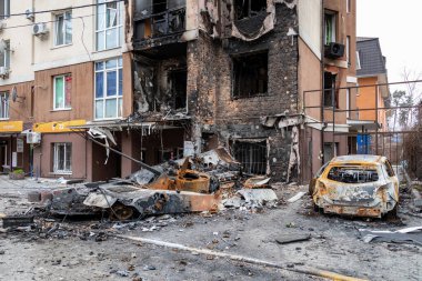 Irpenl, Ukrayna - 6 Nisan 2022: Bombalama ve Rus ordusunun işgalinden sonra şehir