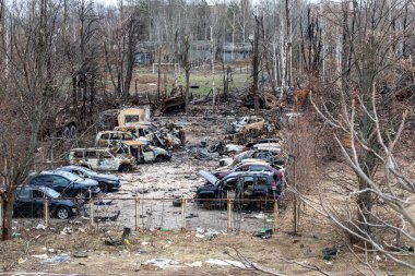 Gostomel, Ukrayna - 6 Nisan 2022: Bombalama ve Rus ordusunun işgalinden sonra şehir