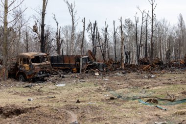 Gostomel, Ukrayna - 6 Nisan 2022: Bombalama ve Rus ordusunun işgalinden sonra şehir