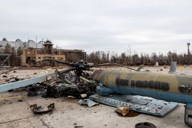 Gostomel, Ukrayna - 6 Nisan 2022: Bombalama ve Rus ordusunun işgalinden sonra şehir