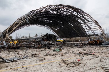 Gostomel, Ukrayna - 6 Nisan 2022: Bombalama ve Rus ordusunun işgalinden sonra şehir