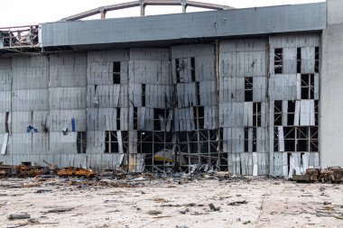 Gostomel, Ukrayna - 6 Nisan 2022: Bombalama ve Rus ordusunun işgalinden sonra şehir