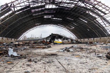 Gostomel, Ukrayna - 6 Nisan 2022: Bombalama ve Rus ordusunun işgalinden sonra şehir