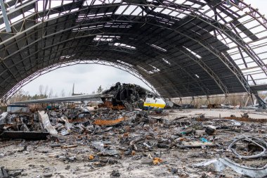 Gostomel, Ukrayna - 6 Nisan 2022: Bombalama ve Rus ordusunun işgalinden sonra şehir