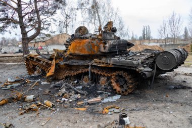 Gostomel, Ukrayna - 6 Nisan 2022: Bombalama ve Rus ordusunun işgalinden sonra şehir