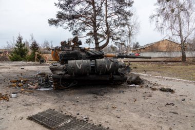Gostomel, Ukrayna - 6 Nisan 2022: Bombalama ve Rus ordusunun işgalinden sonra şehir