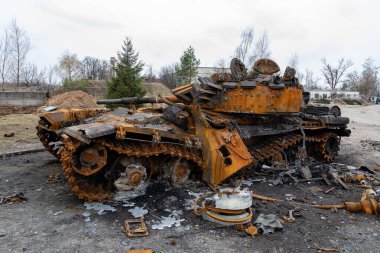 Gostomel, Ukrayna - 6 Nisan 2022: Bombalama ve Rus ordusunun işgalinden sonra şehir
