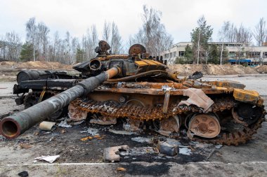 Gostomel, Ukrayna - 6 Nisan 2022: Bombalama ve Rus ordusunun işgalinden sonra şehir