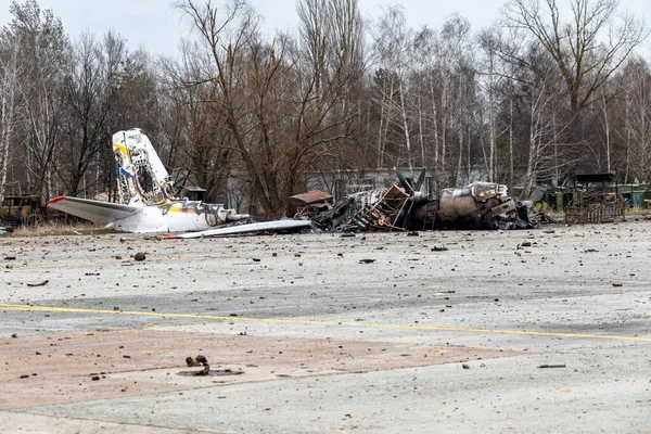 Gostomel, Ukrayna - 6 Nisan 2022: Bombalama ve Rus ordusunun işgalinden sonra şehir