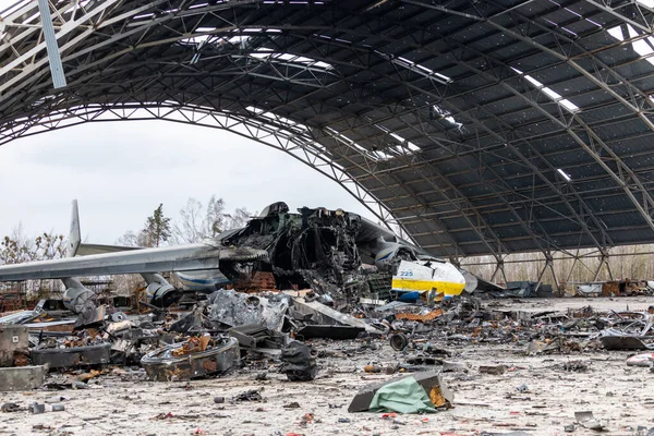 Gostomel, Ukrayna - 6 Nisan 2022: Bombalama ve Rus ordusunun işgalinden sonra şehir